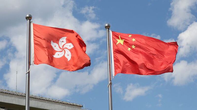 Hong Kong, la ‘capitaliste’ ! Où va-t-elle aujourd’hui ? Sous traitement « homéopathique » par le socialisme capitalisteou socialisme de marché équipé « d‘une faucille et d’un marteau » entre les mains de Pékin ?
